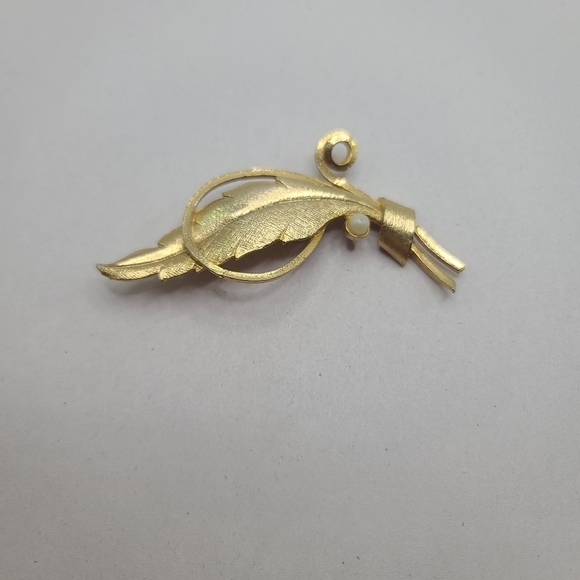 Vintage Gold Tone Leaf Brooch Pin With Faux Pearl Accent - Picture 1 of 4